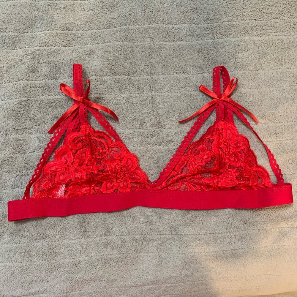 Mapale. M/L red Brallette. With bows and ribbon. Excellent condition. Gold hook.